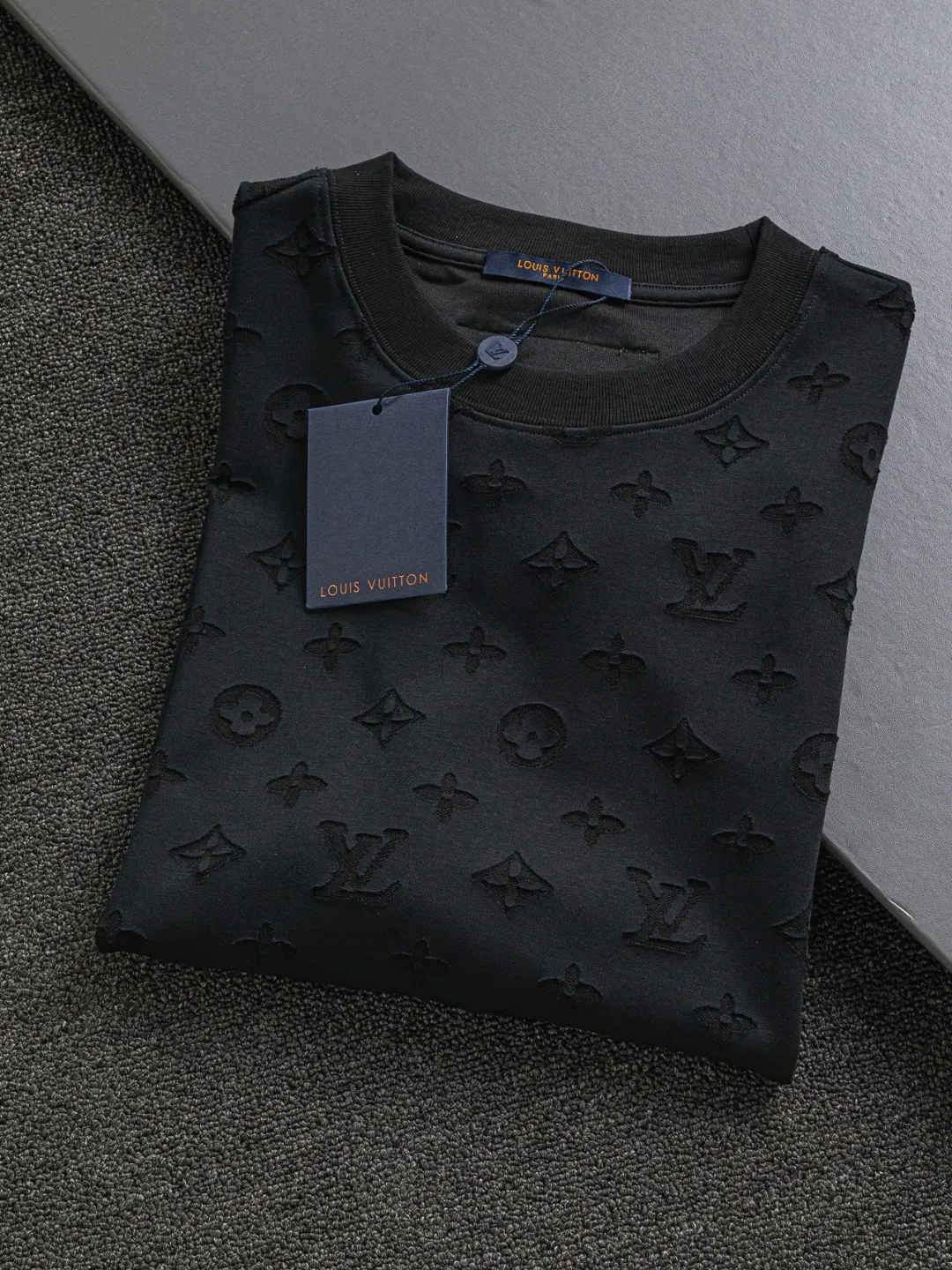 🅿️200 Louis Vuitton 1V Lujia LV slightly wide version S-XL lv 26SS LV new product counter catwalk model, full body cut burnt letter logo heavy craftsmanship, same style for men and women! Short-sleeves are not the same as the general public, but must be unique and eye-catching. This LV short-sleeves is all about quality, comfort, consistent style, fashion, including fabrics and cutting techniques, all of which have been made with great effort! 320 grams of washed pure cotton fabric, pure cotton is breathable, very refreshing and comfortable for daily wear. The rib knitting on the neckline is smooth and tight, and the neckline will not be skewed if you toss it at will. The loose version, you will find that it looks really good on the upper body. The overall is minimalist and neat, super versatile for daily use! Pair it casually with a pair of pants for a youthful look. A T-shirt will make your outfit crazy. It is a fashionable item that can never go wrong! Color: Black White Blue Size: S-XL Size chart: S: Shoulder width 50-Bust 56-Length 70 M: Shoulder width 52-Bust 57-Length 72 L: Shoulder width 54-Bust 59-Length 74 XL: Shoulder width 56-Bust 62-Length 76